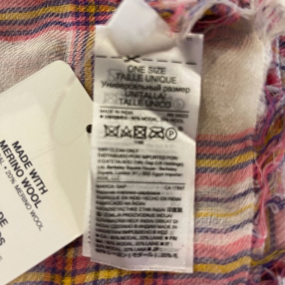 Gap brand women’s scarf. New with tags. 80% modal 20% merino wool. - Picture 4 of 6